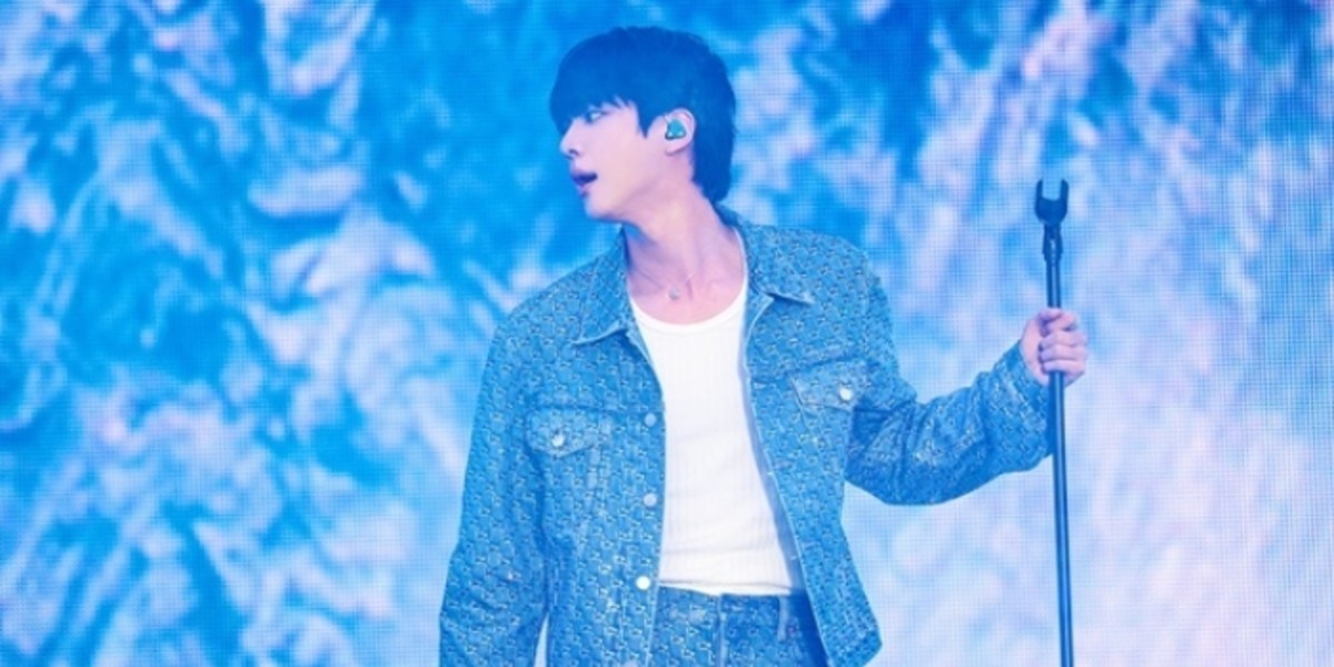 BTS <b>진</b>, 혼자 무대 꽉 채웠다... 첫 솔로 <b>팬콘</b> '달려라 석진' 성공적으로...