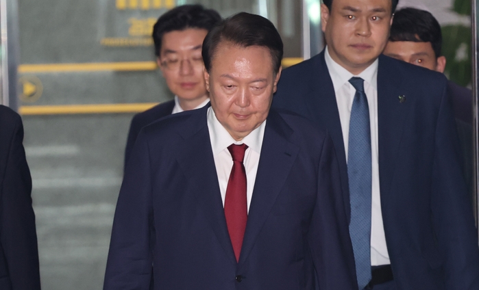 origin_굳은표정으로청사나서는尹전대통령.jpg