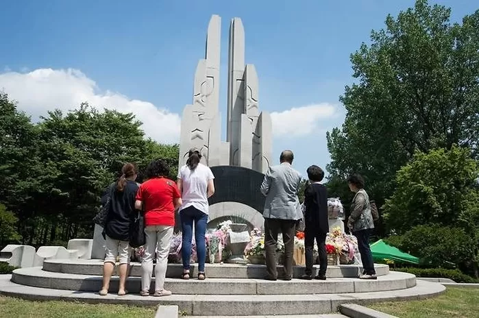 삼풍백화점 붕괴 20주기인 2015년 6월 29일 서울 양재동 양재시민의 숲에 위치한 삼풍백화점 참사 위령탑에서 열린 제20주기 삼풍백화점 참사 추모제에 참석한 유가족들이 헌...