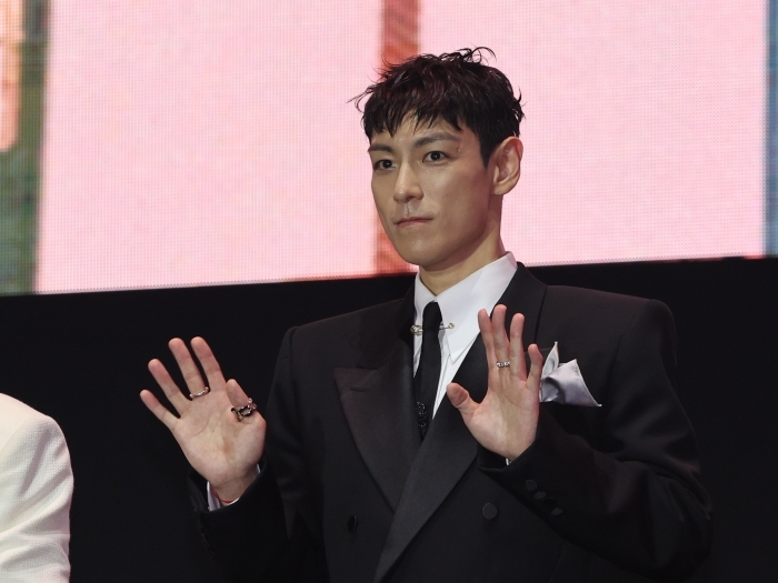 origin_손흔드는최승현.jpg