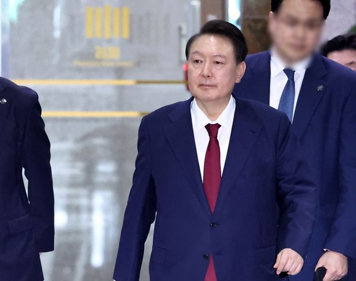 조사받고 새벽 귀가한 윤석열... 박찬대 “특검이 尹 구속영장 청구 고려해야”