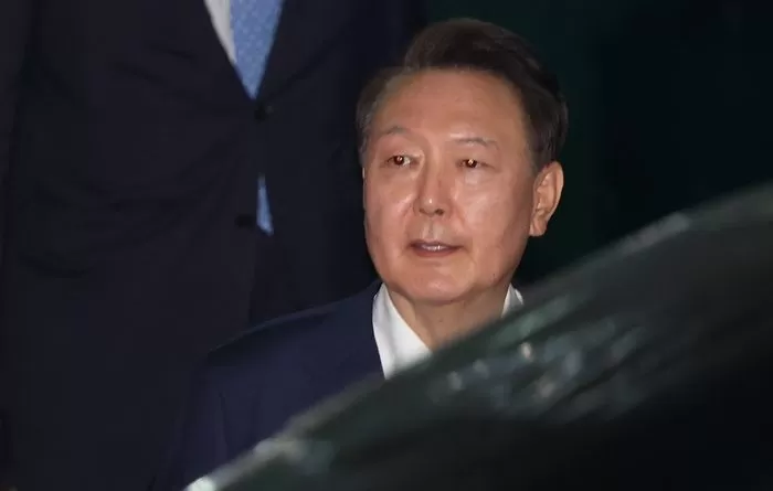 윤석열 전 대통령이 29일 새벽 서울 서초구 서울고등검찰청 청사에 마련된 내란특검 사무실에서 피의자 신분으로 조사를 마친 뒤 귀가하고 있다.(공동취재) 2025.6.29 / 뉴스1