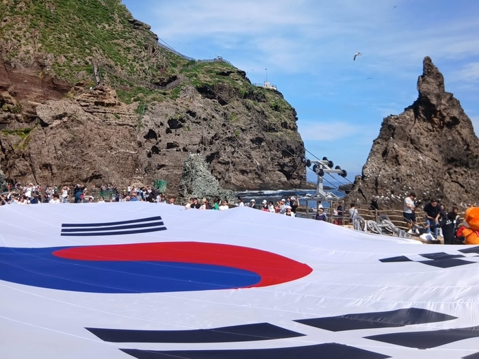 지난 주말 시민 80명과 함께 대한민국 독도에 초대형 태극기를 펼쳤습니다..이 태극기는 가로 30미터, 세로 20미터의 크기로 독도의 동도 선착장 위를 덮는 