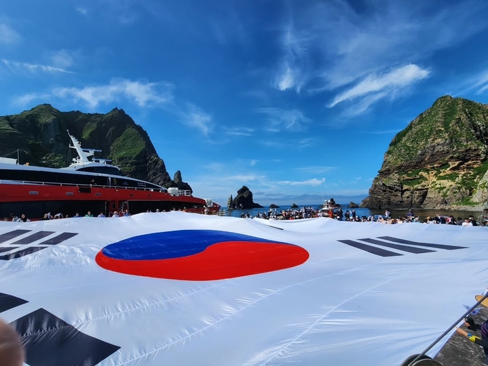 지난 주말 시민 80명과 함께 대한민국 독도에 초대형 태극기를 펼쳤습니다..이 태극기는 가로 30미터, 세로 20미터의 크기로 독도의 동도 선착장 위를 덮는 