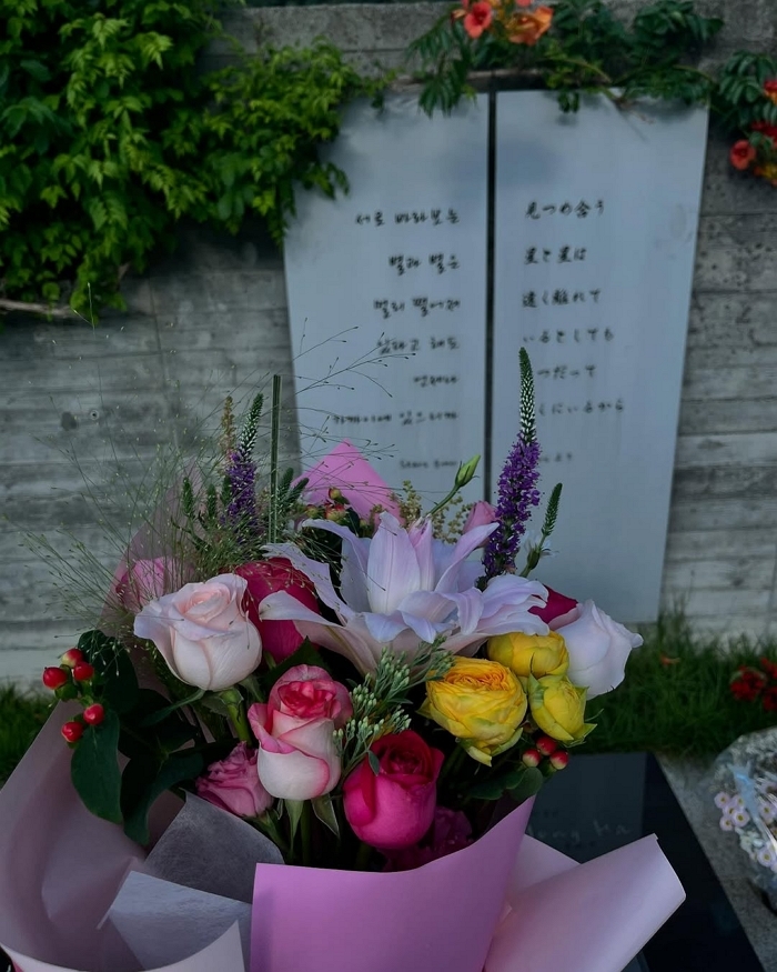 형 오늘 날씨 정말 죽인다!작년엔 비가 추적추적 내려서 더 슬프게 형을 그리워했는데오늘은 맑은 날씨 덕분에 웃으면서 인사하는 것 같아 더 좋다형이 떠난 지 벌써 15주기가 되었다는 게 여전히 실감이 나지 않아세상은 빠르게 변하고 소중했던 과거의 기억들도 시간이 지나면 희미해질 수 있지만 여전히 형은 많은 사람들의 마음속에 뜨겁게 자리 잡고 있어오늘 날씨처럼 따스한 미소와 형이 .jpg