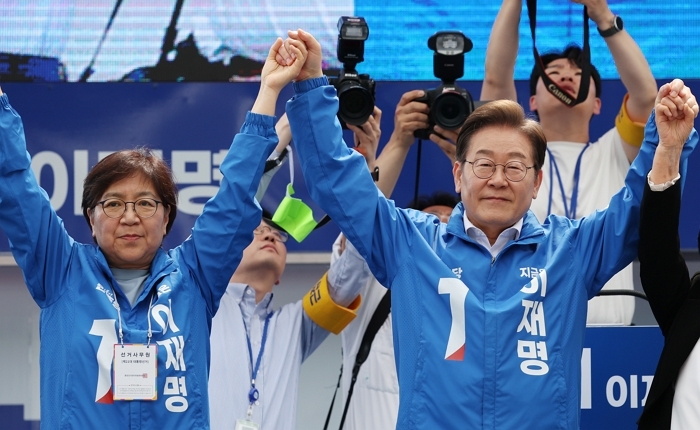 origin_광주시민들에게인사하는이재명후보.jpg
