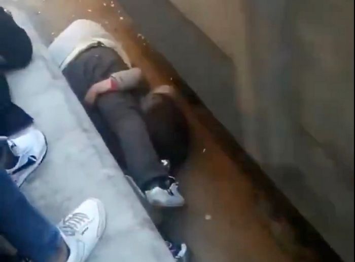 열차 들어올 때 선로로 떨어진 딸... 온몸으로 감싸 ‘방패막’ 되어준 ‘슈퍼 대디’ 아빠 (영상)
