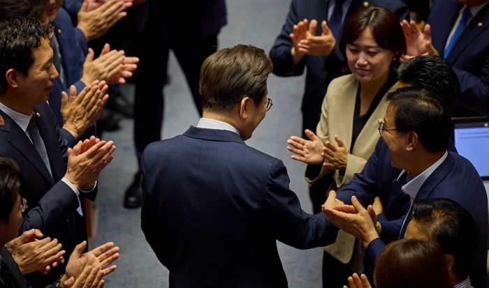 origin_박수받으며입장하는이재명대통령.jpg