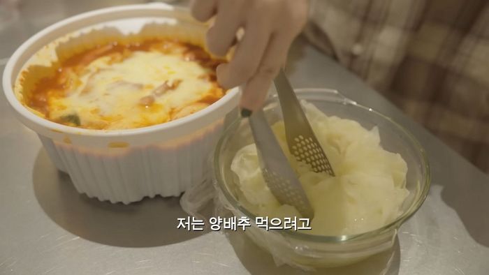 ‘강민경 엽떡’ 먹으려고 양배추 따로 안 사도 된다... 엽기떡볶이, ‘새 토핑’ 출시