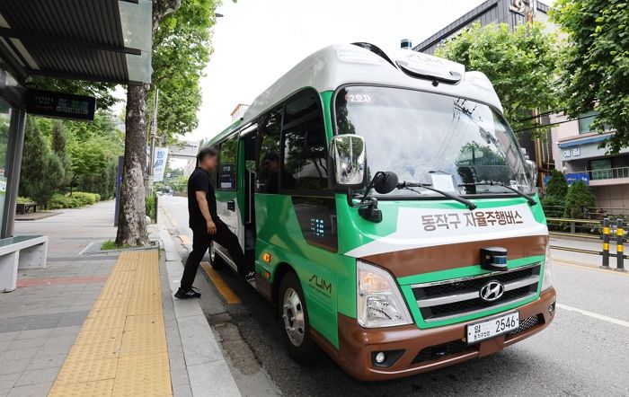핸들이 저절로 움직여... 국내 첫 ‘자율주행 마을버스’, 서울에서 운행 시작됐다 (영상)