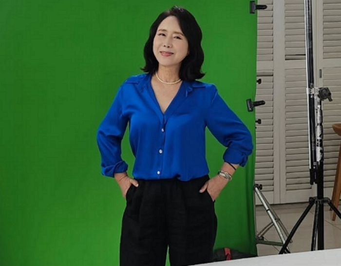 오늘 직업의 현장.화깨수 광고촬영 중.신동엽이 광고하는 화깨수.간에도 좋고, 활력도 생기고 해서 여성들에게도 좋아저도 애용하고 있어요.술 마시기 전 후, 술 마신 다음날 아침,술 안 마시더라도 매일 한포씩, 건강을 위해!#화깨수#신동엽.jpg