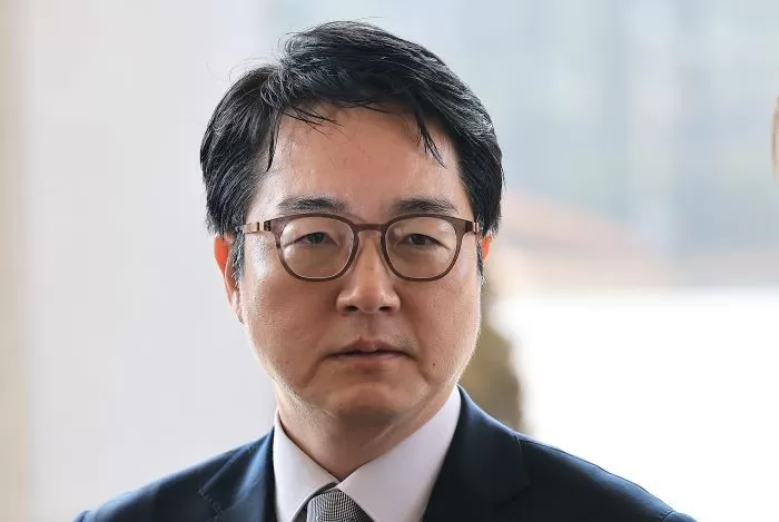 심우정 검찰총장이 10일 오전 서울 서초구 서초동 대검찰청으로 출근하며 취재진의 질문에 답하고 있는 모습 /뉴스1