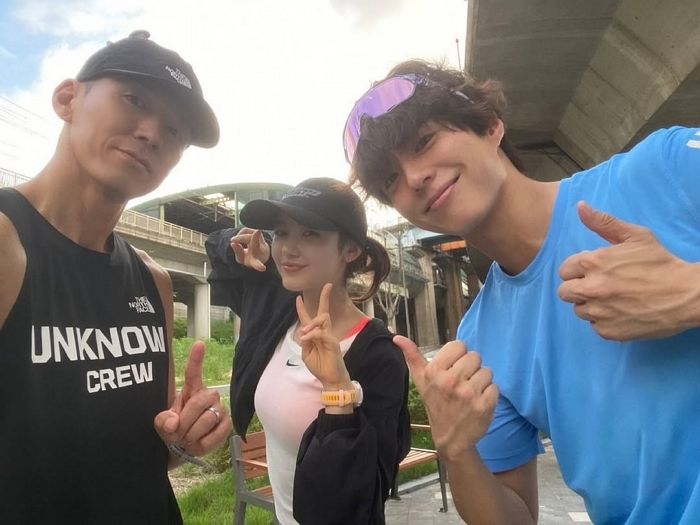 ‘어도어와 법정공방’ 뉴진스 다니엘, 박보검·션과 뜻밖의 쓰리샷으로 근황 전했다