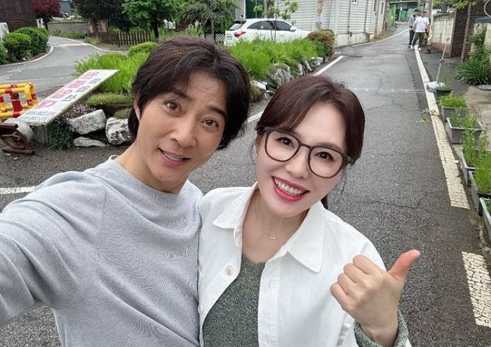 연예계 대표 잉꼬부부 ‘최수종♥하희라’ 얼굴 맞댄 달달한 투샷 공개