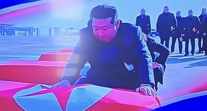 김정은, 러시아 파병 갔다가 숨진 ‘북한군 전사자’ 유해 송환식서 관 쓰다듬으며 ‘울컥’