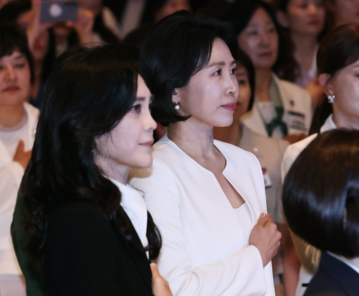 origin_국민의례하는김혜경여사와이부진사장.jpg