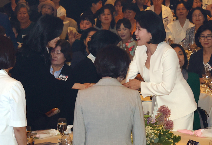 origin_악수하는김혜경여사와이부진사장.jpg