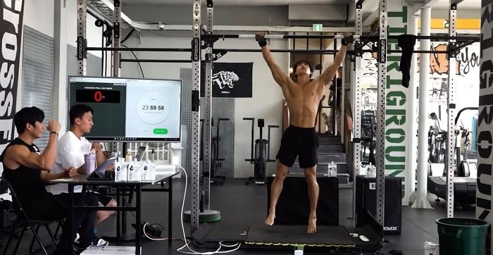 24시간 동안 턱걸이 ‘1만 1707개’... 707 출신 유튜버, 기네스 재도전 성공 (영상)