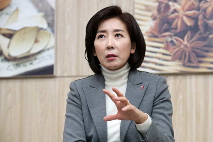 나경원 “성실히 빚 갚은 국민만 바보?... 자국민 역차별 ‘셰셰정책’ 도 넘어”