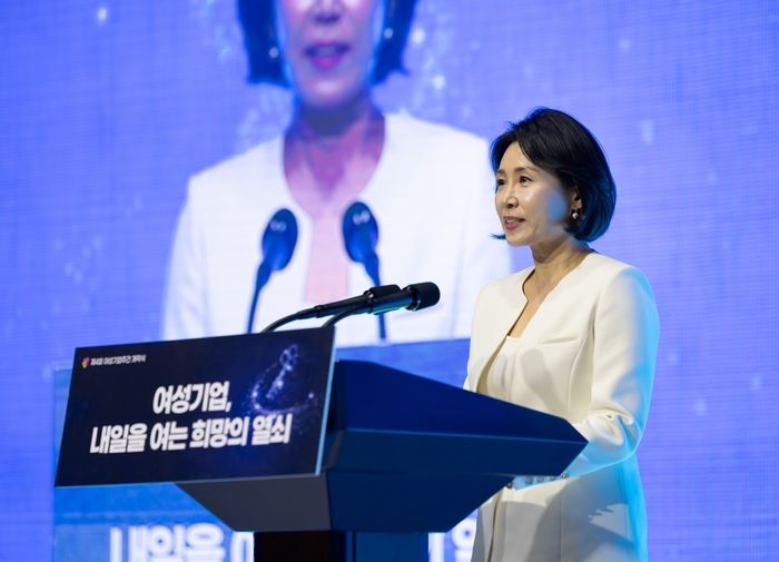 김혜경 여사의 첫 단독 행보... 여성 기업인 만나 “위기 극복에 앞장서 주시길” 당부