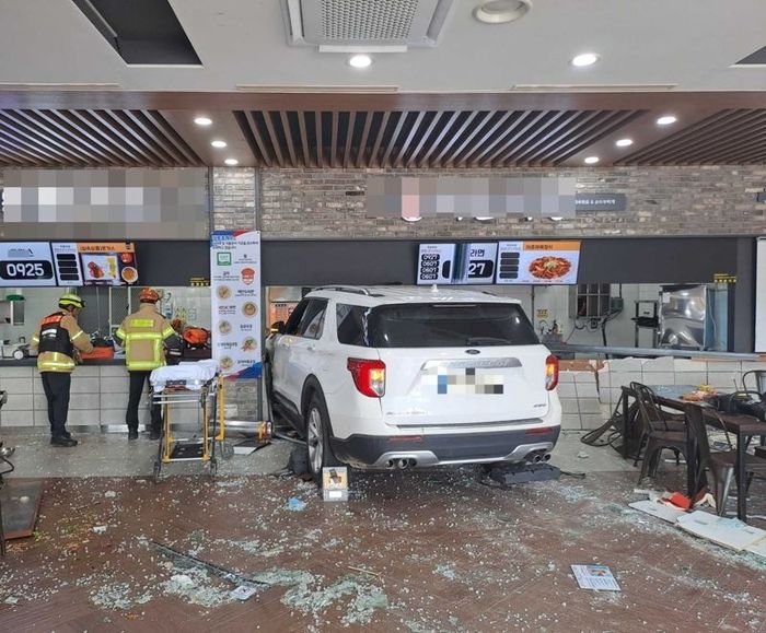 강릉 대관령 휴게소 식당에 70 운전자가 몰던 SUV 돌진... 16명 부상