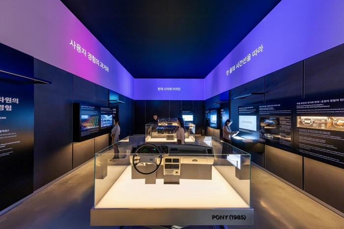 (사진9) 현대차∙기아의 사용자 경험 변천사를 전시하는 ‘UX 아카이브 존’ 전경.jpg