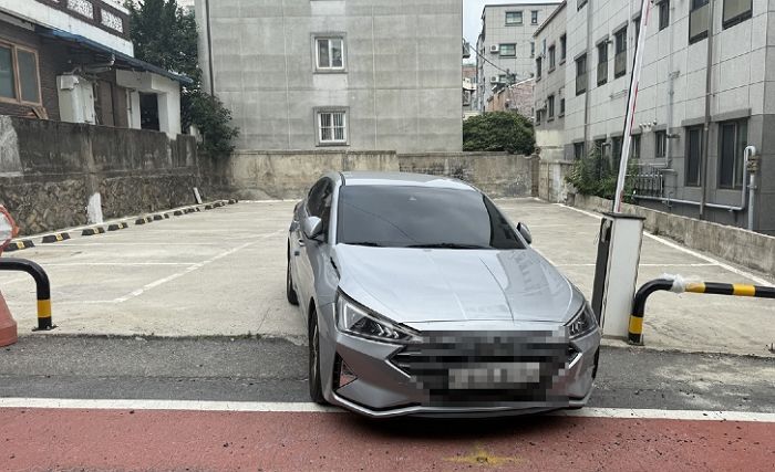 출근시간, 남의 회사 주차장 입구에 ‘불법주차’하고 사라진 운전자... “연락처도 없다”