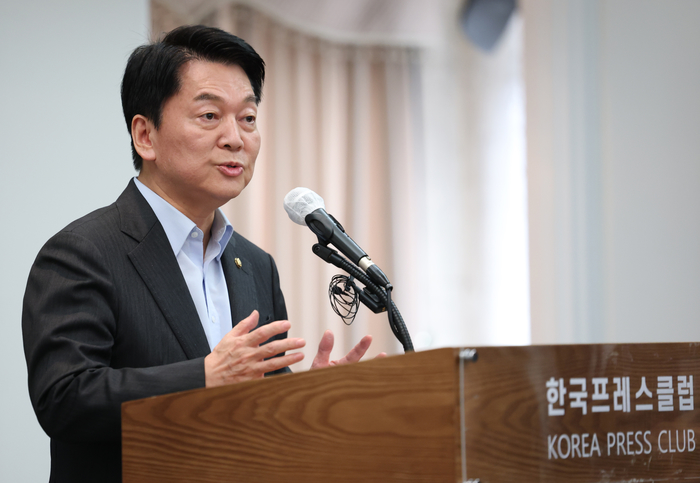 origin_축사하는안철수국민의힘의원.jpg