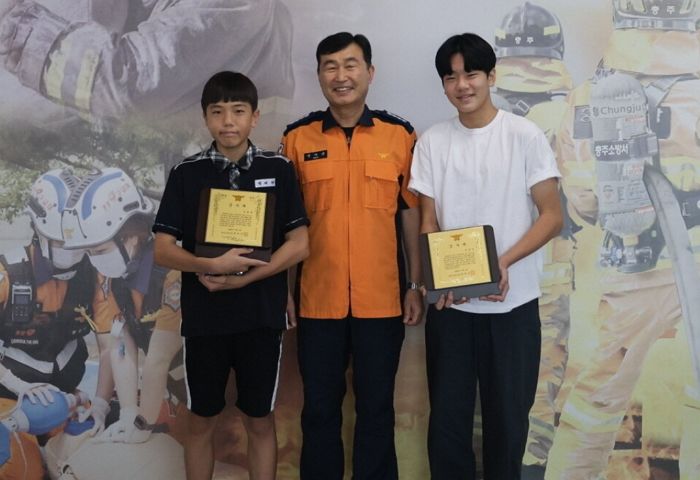 저수지에 빠진 80대 노인 발견하고 곧장 뛰어들어 구조한 용감한 10대 형제