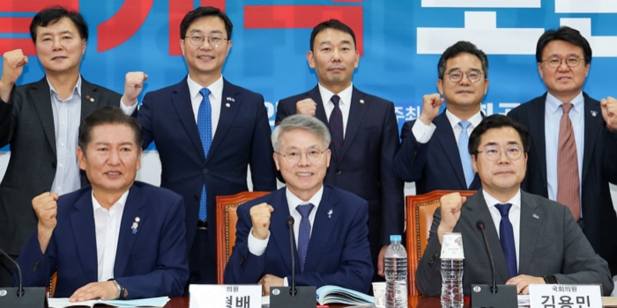'<b>민주당</b> 대표' 출사표 던진 정청래·박찬대 "추석 전 검찰청 해체"... 검...