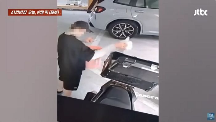 남의 오토바이에 쓰레기 버리고 튄 남성... CCTV 영상 증거에 보인 충격 반응