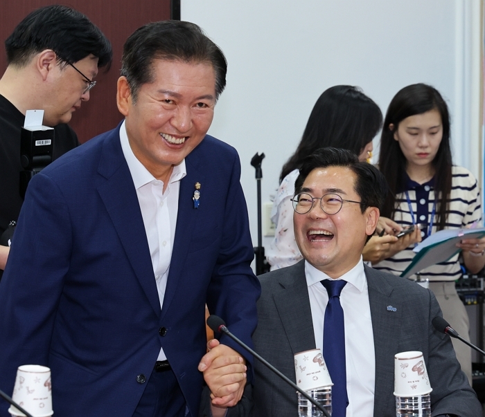 origin_인사나누는정청래·박찬대.jpg