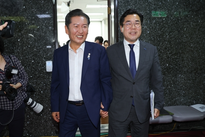 origin_정청래·박찬대함께손잡고.jpg