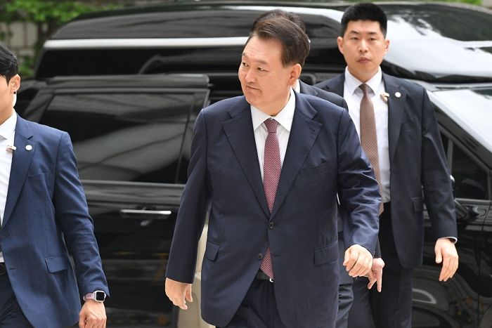 ‘내란 재판’ 9차 공판 출석한 尹... 지지자 향해 보인 반응