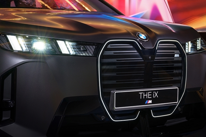 사진-서울 중구 BMW 차징 허브 라운지에 전시된 뉴 iX M70 xDrive (2).jpg