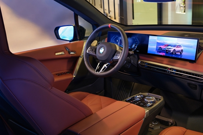 사진-서울 중구 BMW 차징 허브 라운지에 전시된 뉴 iX M70 xDrive (3).jpg