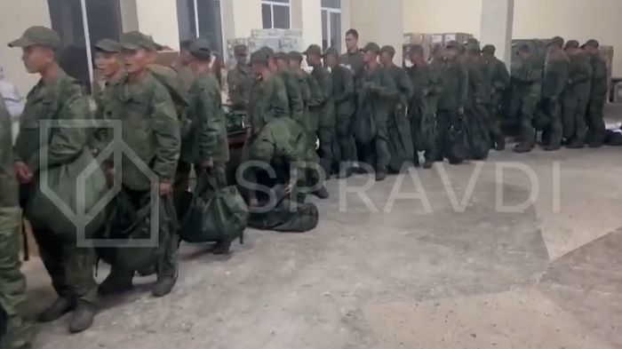 파병 전사자 관 쓰다듬으며 울먹였던 김정은... “러시아에 최대 3만명 추가 파병”