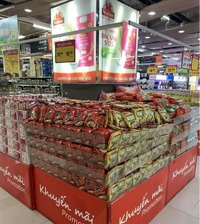 베트남 호치민 마트에 진열돼 있는 한국 라면 / 사진=인사이트