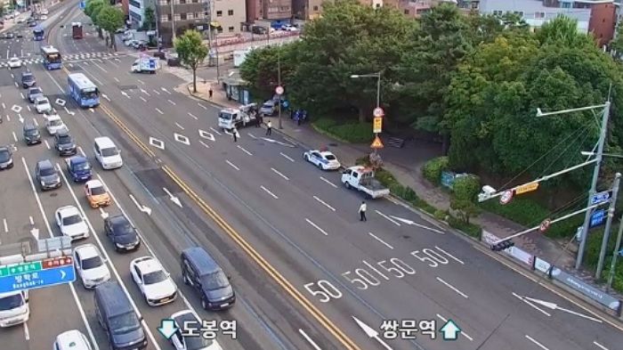 서울 방학동 사거리서 인도로 돌진한 택시... 2명 심정지, 2명 경상