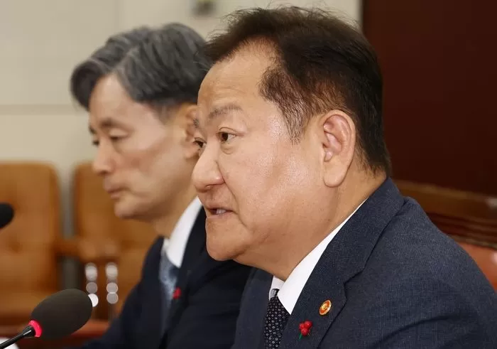이상민 행정안전부 장관이 5일 오후 서울 여의도 국회에서 열린 비상계엄 관련 행정안전위원회 전체회의에서 계엄 사태에 관한 질의에 답변하고 있다. / 뉴스1