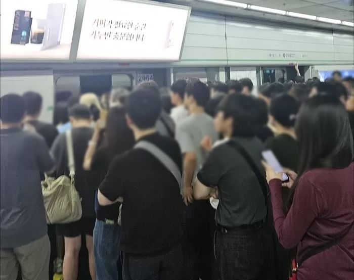 서울 지하철 2호선 출근길 10분 넘게 운행정지... 서울대입구역 신호장애