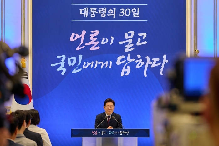 origin_李대통령‘대통령의30일언론이묻고국민에게답하다’.jpg