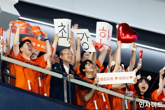 [사진_1] 한화그룹 김승연 회장이 임직원들과 함께 경기를 관람하고 있다.jpg