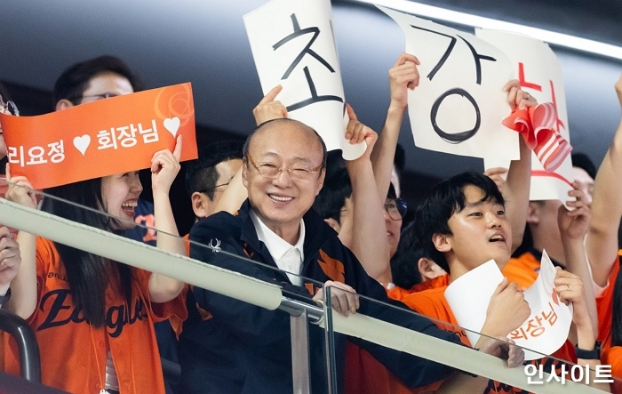[사진_2] 한화그룹 김승연 회장이 임직원들과 함께 경기를 관람하고 있다.jpg