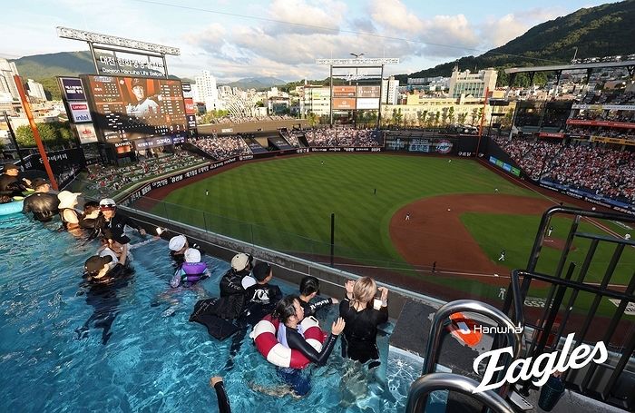 “한화 팬들은 좋겠네...” 한화 이글스 홈구장에 수영하며 야구 보는 ‘인피니티풀’ 개장