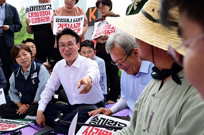 origin_대화나누며미소짓는김민석국무총리.jpg