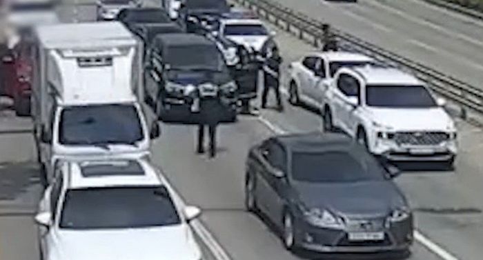 음주 운전자가 차에서 안 내리고 버티자 ‘삼단봉’으로 유리창 깨부순 경찰관