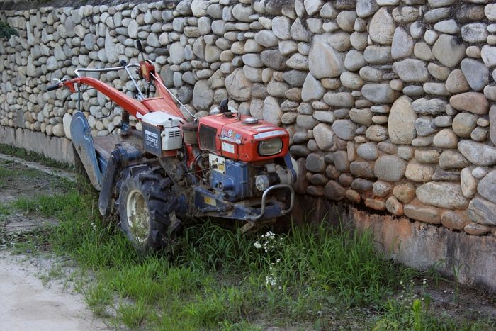 경운기에 11시간 동안 깔려있던 80대 할아버지... 현장 출동한 소방관이 무사히 구조했다