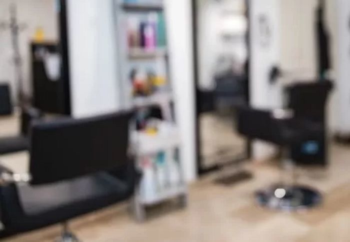 경찰, 창원 미용실서 모친 흉기로 찌른 20대 아들 ‘긴급 체포’