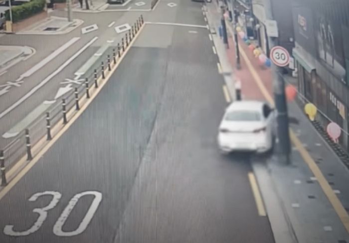 인도 돌진해 상점 들이받고 도주한 운전자... 경찰에 붙잡히자 내놓은 ‘황당’ 변명